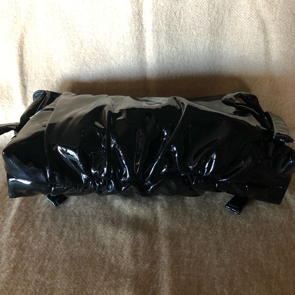 Gucci Black Patent Leather Hysteria Clutch - Picture 4 of 7